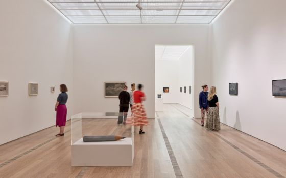 Besucher:innen in einem hellen Ausstellungsraum der Fondation Beyeler betrachten zeitgenössische Kunstwerke.