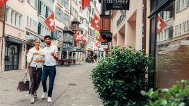 Eine Frau und ein Mann spazieren durch eine Straße.