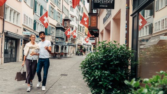 Eine Frau und ein Mann spazieren durch eine Straße.