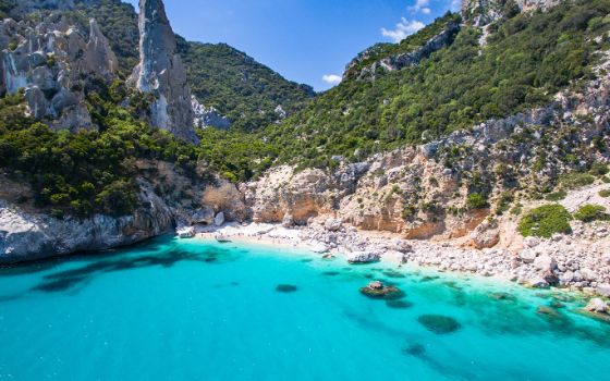 Cala Goloritzè mit smaragdgrünem Wasser, schroffem Felsmassiv und türkisfarbener Bucht – Ostküste Sardinien auf Weltklasseniveau.
