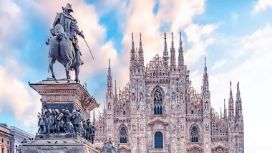 Aussenansicht des Mailänder Doms mit der Reiterstatue von Vittorio Emanuele II auf dem Piazza del Duomo unter blauem Himmel.