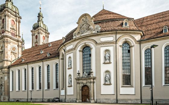 Barocke Stiftskirche St. Gallen mit Doppeltürmen, grossen Fenstern und Figuren an der Fassade, UNESCO-Weltkulturerbe im Zentrum der Stadt.