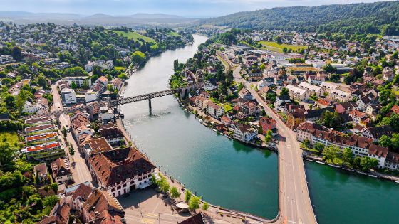 Luftaufnahme von Schaffhausen mit Rhein, Brücken und Altstadtdächern an einem sonnigen Tag.