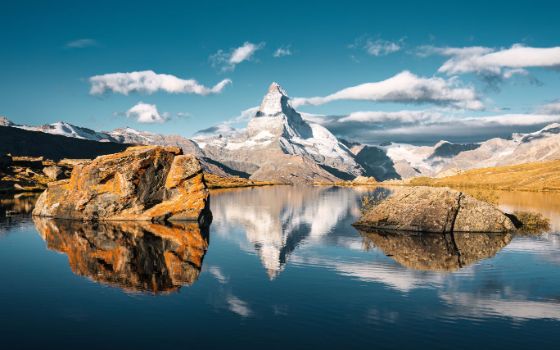 Matterhorn-Spiegelung im Stellisee bei Zermatt an einem sonnigen Tag – Berge, See und Alpenpanorama