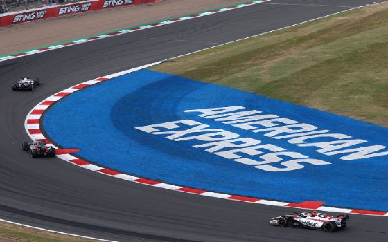 Drei «Formel 1»-Rennautos fahren in eine Kurve auf der Rennstrecke in Silverstone.