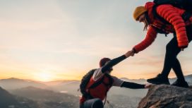 Ein Mann und eine Frau wandern einen steilen Berg hoch. 