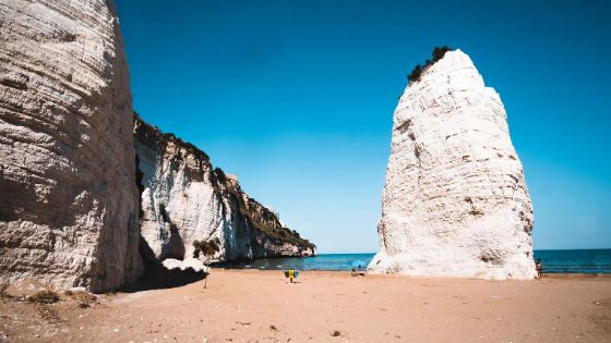 Sandstrand an einer Bucht mit Kreidefelsen.