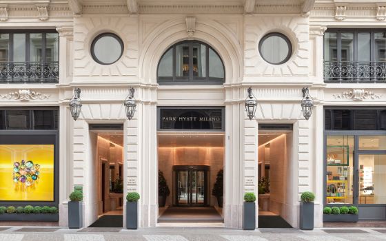 Eingangsbereich zum Hotel «Park Hyatt Milano» in einem eleganten, historischen Gebäude mit Geschäften in Innenstadtlage. 