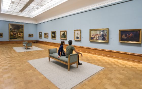 Besucherinnen und Besucher betrachten Gemälde in einer Galerie des Kunst Museum Winterthur.