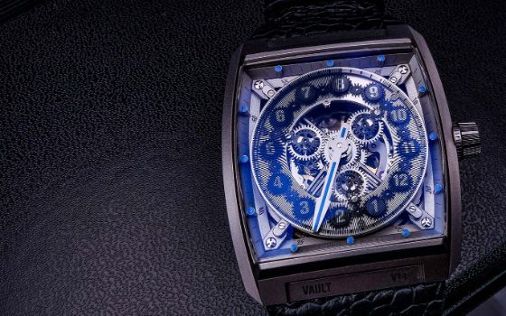 Detailansicht mit blauen und silbernen Verzierungen auf dem Ziffernblatt einer Uhr der Marke VAULT. 