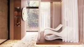 Eine Suite in einem Private Spa mit Steinboden, Holvertäfelungen, zwei weissen Liegen auf einem Podest, den ein weisser Vorhang umgibt, und einer Fensterfront.