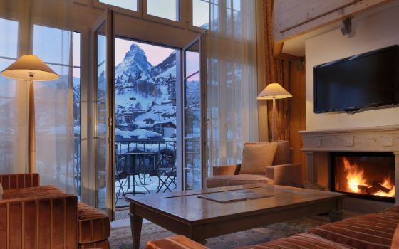 Luxuriöse Hotelsuite mit Kamin und Matterhornblick bei Sonnenaufgang in Zermatt, Schweiz