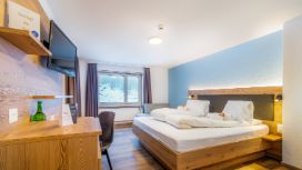 american-express-selects-winter-promotion-2024-kristall-spahir-1