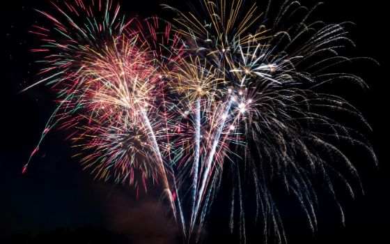 Farbenprächtiges Feuerwerk am Nachthimmel – festliche Stimmung zum 1. August in der Schweiz