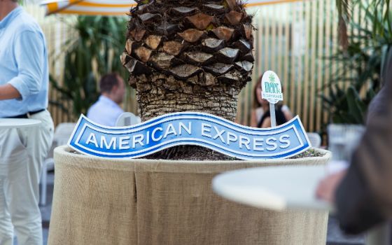 American Express Logo an einer Palmen-Dekoration beim Platinum Event im the Palm 3 Zürich