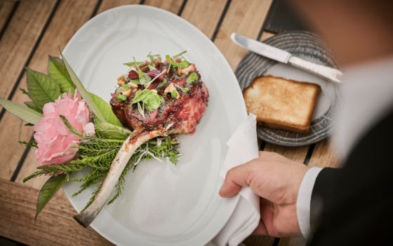 Elegant angerichtetes Gericht Côte de cochon im Restaurant «Domaine de Châteauvieux» von Philippe Chevrier