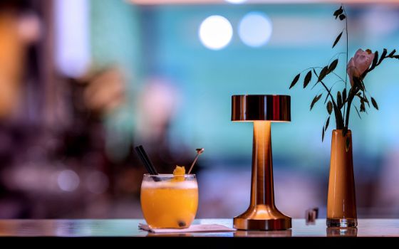 Auf einem Tresen steht der Cocktail Whiskey Sour.