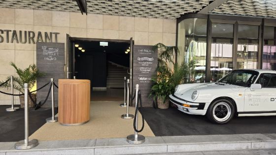 Eingang zum Palm 3 im Kongresshaus Zürich mit weissem Porsche und exklusivem Zugang für American Express Kartenmitglieder