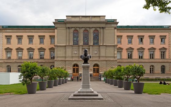 Hauptfassade des Musée d’Art et d’Histoire in Genf mit Büste im Vordergrund und symmetrisch bepflanztem Vorplatz.