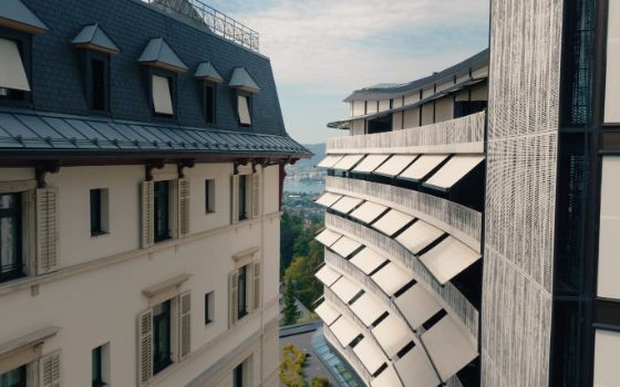 Blick auf zwei Gebäudeteile, eines altmodisch, eines modern.