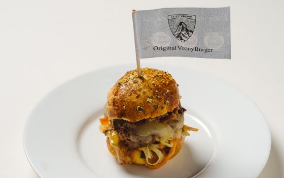 Das Bild zeigt das beliebte Gericht Mini Vrony Burger während dem Event Kitchenparty 2024 im Restaurant Chez Vrony.