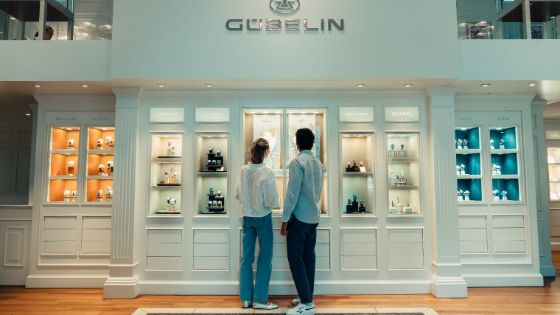 Ein Paar steht mit dem Rücken zur Kamera vor einem edlen Juweliergeschäft und betrachtet das Schaufenster.