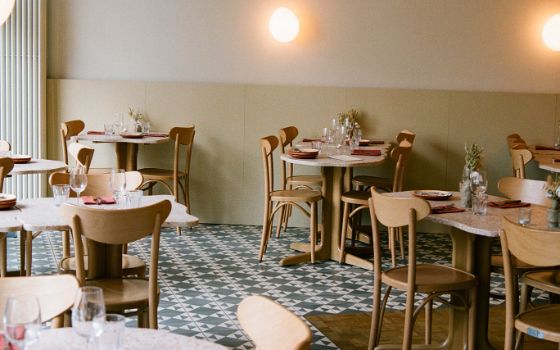 Das Restaurant Alba mit seinen kleinen, freundlichen Tischen und den eleganten Bodenfliesen bietet einen modernen italienischen Look.