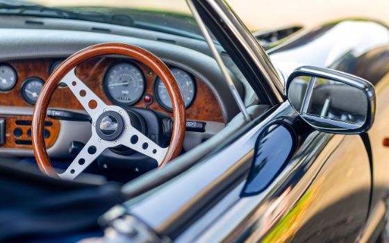 Ausschnitt eines Cockpits mit Lenkrad von einem Oldtimer.
