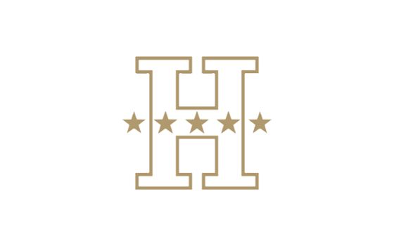 Logo der Marke Swiss Deluxe Hotels mit einem goldenen H und fünf Sternen auf weissem Grund. 