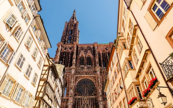Strassburger Münster mit gotischem Turm, gesehen von einer engen Gasse der Altstadt.