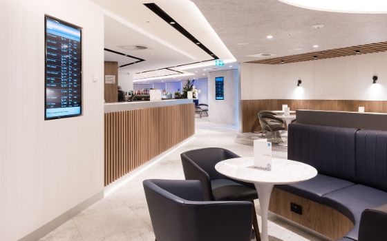 Gemütlich stehen Loungemöbel in der Lounge von American Express am Flughafen in Sydney.