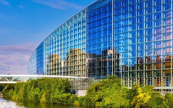 Moderne Glasfassade des Europäischen Parlaments in Strassburg am Ufer der Ill.