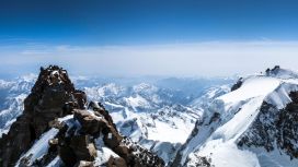 Panoramablick auf verschneite Alpengipfel und felsige Dufourspitze im Wallis – höchster Berg der Schweiz