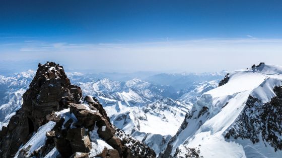 Panoramablick auf verschneite Alpengipfel und felsige Dufourspitze im Wallis – höchster Berg der Schweiz